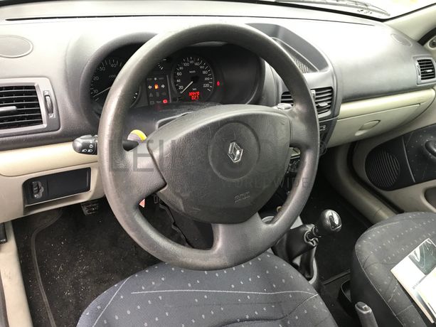 Renault Clio 1.2 · Ano 2001