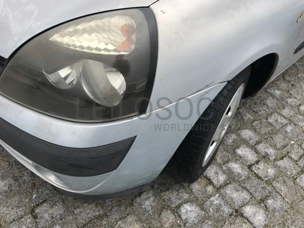 Renault Clio 1.2 · Ano 2001