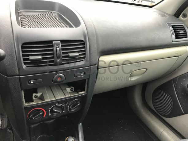 Renault Clio 1.2 · Ano 2001