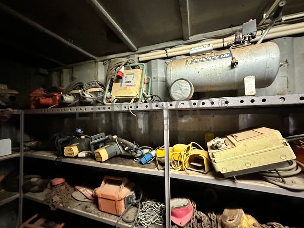 Contentor marítimo com stock de equipamentos para construção civil e ferramentaria