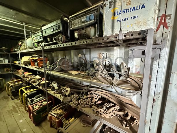 Contentor marítimo com stock de equipamentos para construção civil e ferramentaria