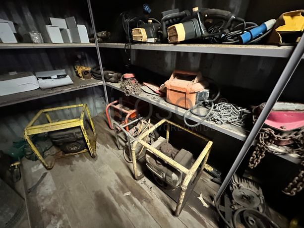 Contentor marítimo com stock de equipamentos para construção civil e ferramentaria