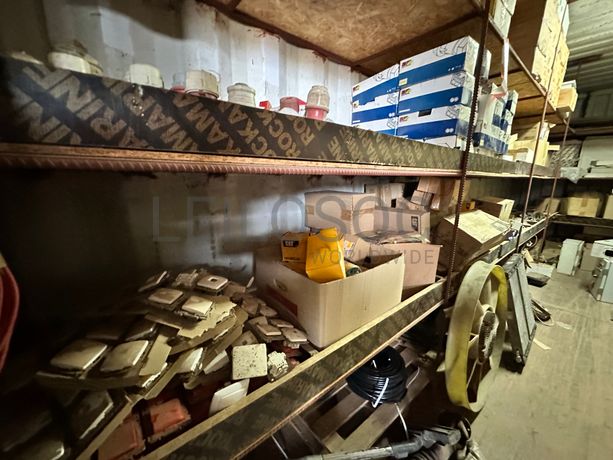 Contentor marítimo com stock de materiais e ferramentas para eletricidade.