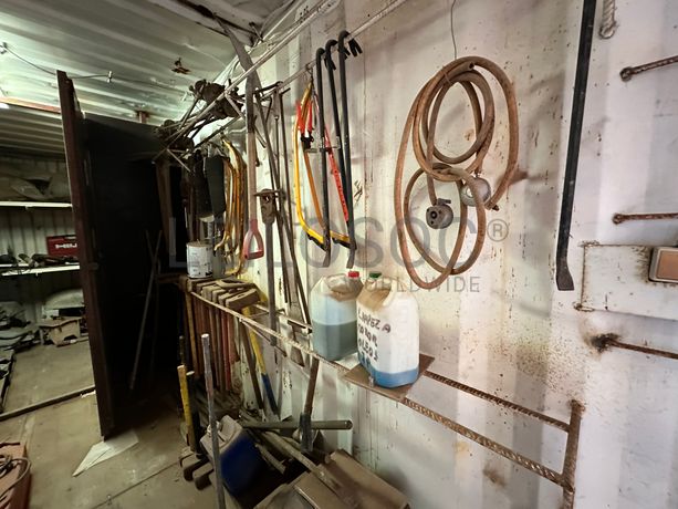 Contentor marítimo com stock de equipamentos ligeiros destinados à construção civil e ferramentaria