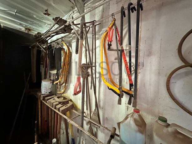 Contentor marítimo com stock de equipamentos ligeiros destinados à construção civil e ferramentaria