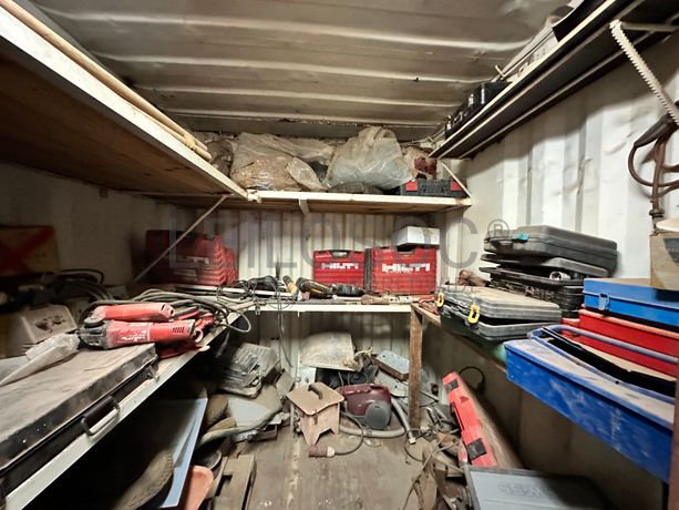 Contentor marítimo com stock de equipamentos ligeiros destinados à construção civil e ferramentaria