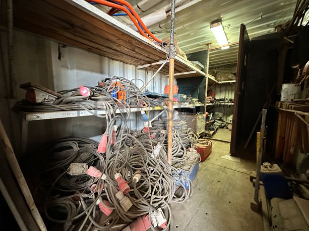 Contentor marítimo com stock de equipamentos ligeiros destinados à construção civil e ferramentaria