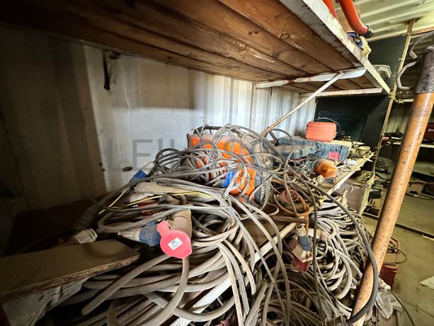 Contentor marítimo com stock de equipamentos ligeiros destinados à construção civil e ferramentaria