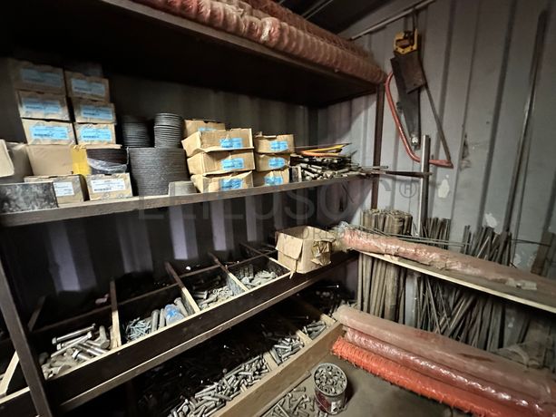 Contentor marítimo com stock de materiais consumíveis destinados à construção civil