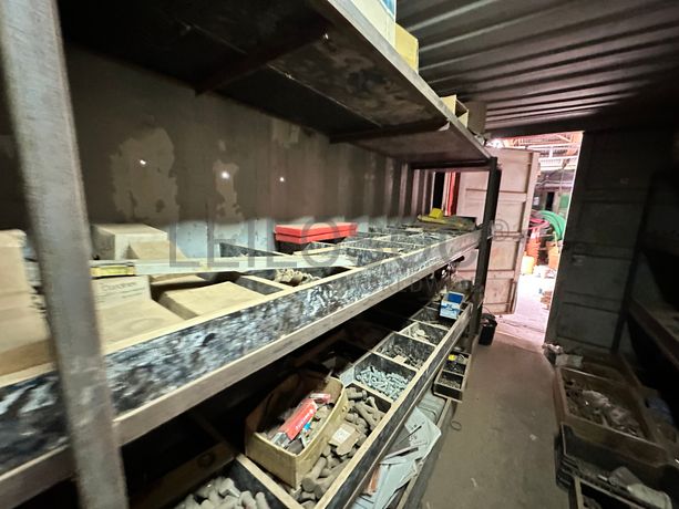 Contentor marítimo com stock de materiais consumíveis destinados à construção civil