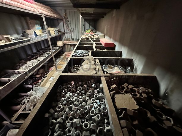 Contentor marítimo com stock de materiais consumíveis destinados à construção civil