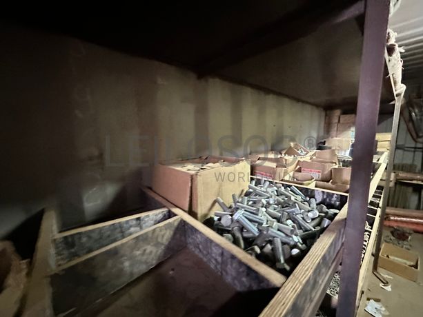 Contentor marítimo com stock de materiais consumíveis destinados à construção civil