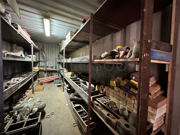 Contentor marítimo com stock de materiais consumíveis destinados à construção civil