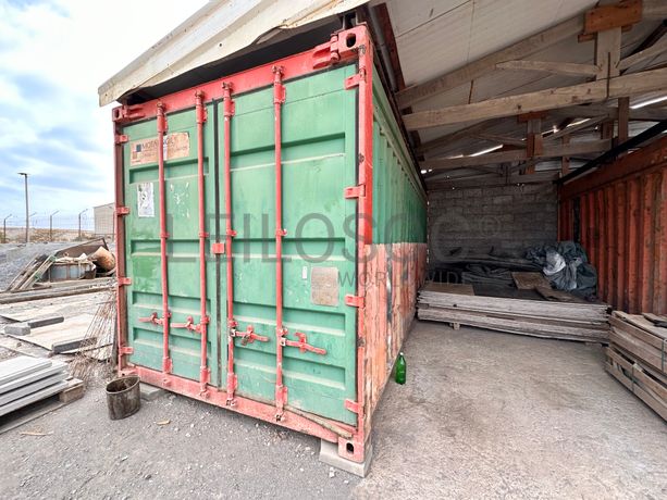 Contentor marítimo com stock de materiais diversos