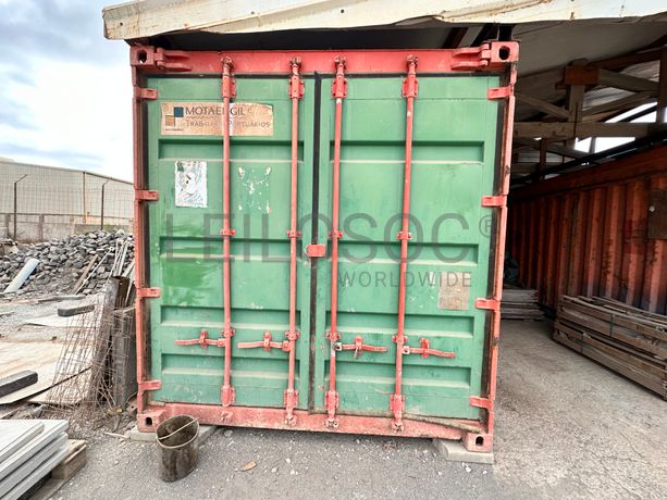 Contentor marítimo com stock de materiais diversos