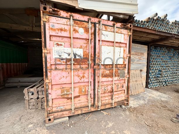 Contentor marítimo com stock de chapas metálicas