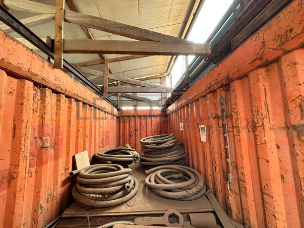 Contentor marítimo com stock de chapas metálicas