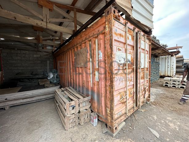 Contentor marítimo com stock de chapas metálicas