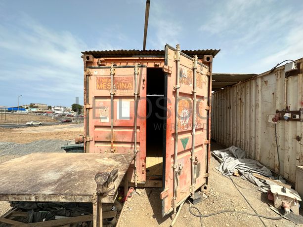 Contentor de obra com 6 metros de comprimento