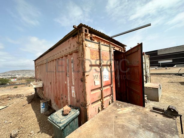 Contentor de obra com 6 metros de comprimento