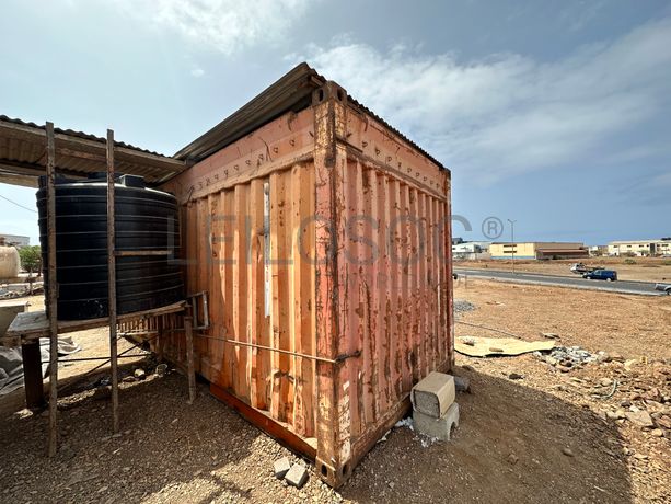 Contentor de obra com 6 metros de comprimento