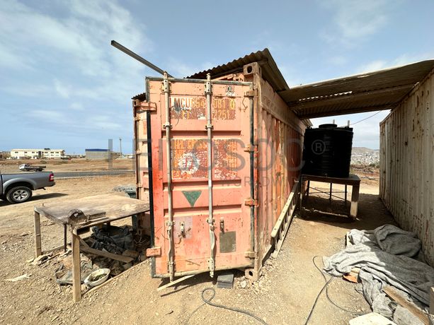 Contentor de obra com 6 metros de comprimento