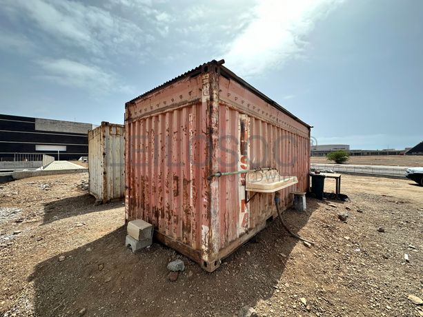 Contentor de obra com 6 metros de comprimento