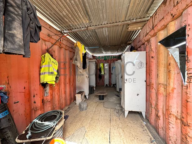 Contentor de obra com 6 metros de comprimento