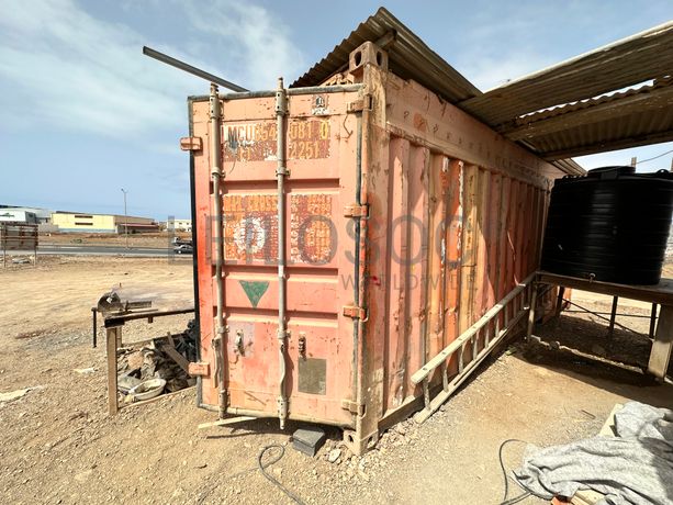 Contentor de obra com 6 metros de comprimento