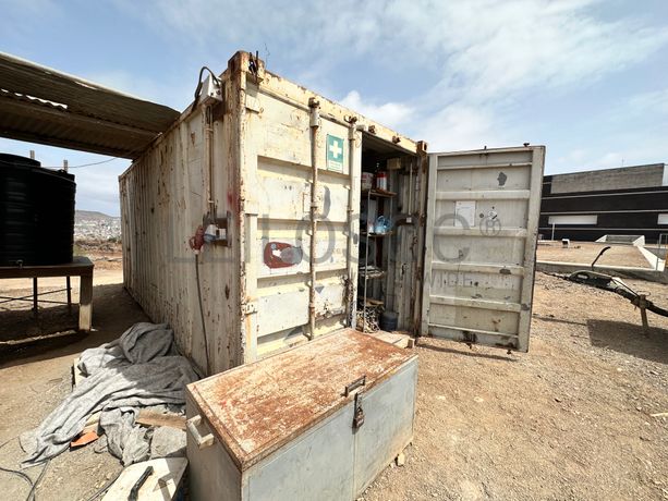 Contentor de obra com 6 metros de comprimento