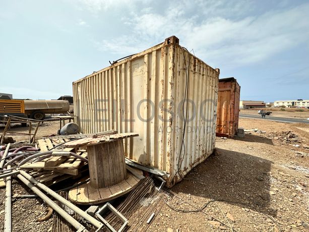 Contentor de obra com 6 metros de comprimento