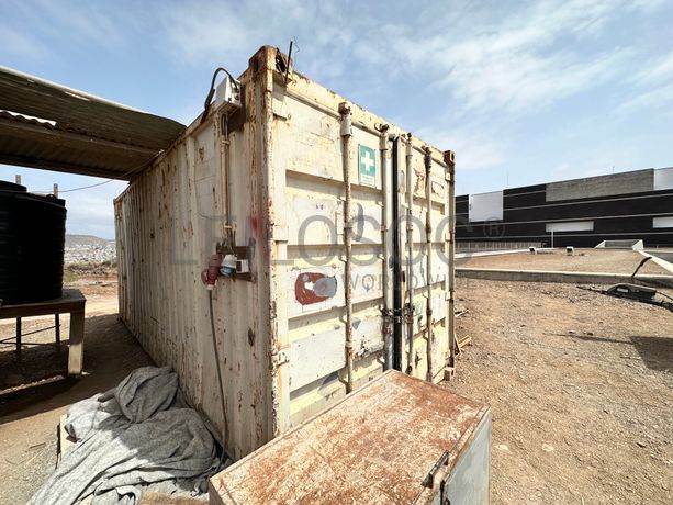 Contentor de obra com 6 metros de comprimento