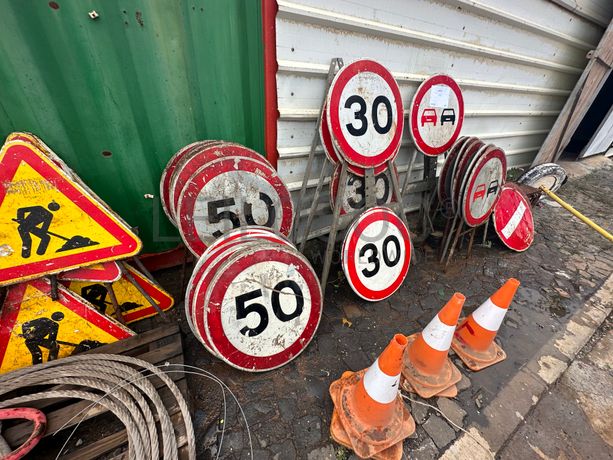 Sinais de transito extintores e materiais.