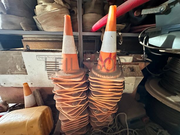 Sinais de transito extintores e materiais.