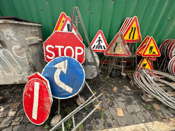 Sinais de transito extintores e materiais.