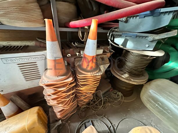 Sinais de transito extintores e materiais.