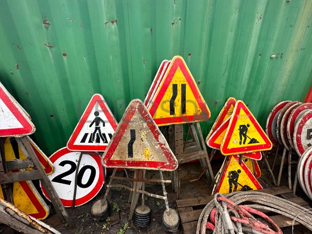 Sinais de transito extintores e materiais.