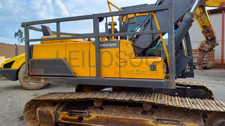 Escavadoras Volvo EC 220DL · Autocarregador florestal Ecolog 574C