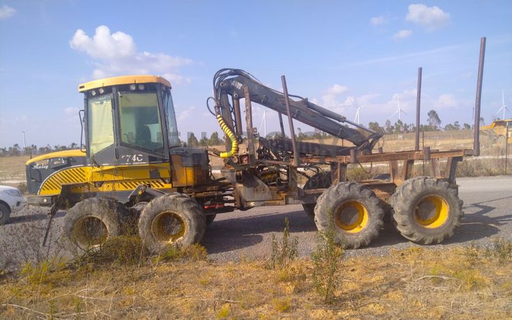 Escavadoras Volvo EC 220DL · Autocarregador florestal Ecolog 574C