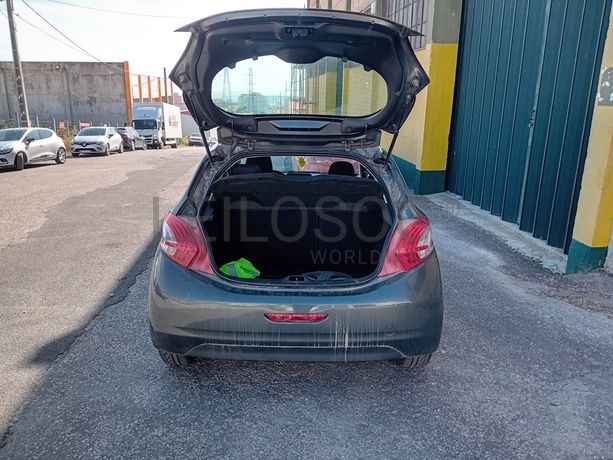 Peugeot 208 · Ano 2012