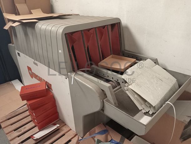 Forno + Máquina de costura + Máquina de rentilhar palmilhas + Máquina de cintar caixas