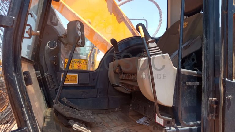 Escavadeira JCB modelo JS205LC