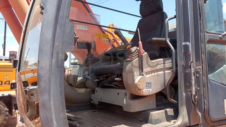 Escavadeira HITACHI ZACIS240