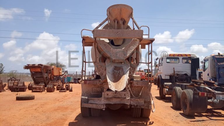 Camião Betoneira marca FAW, JA320