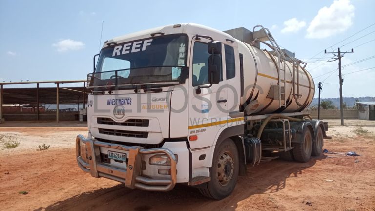 Camião cisterna de tanque de água.