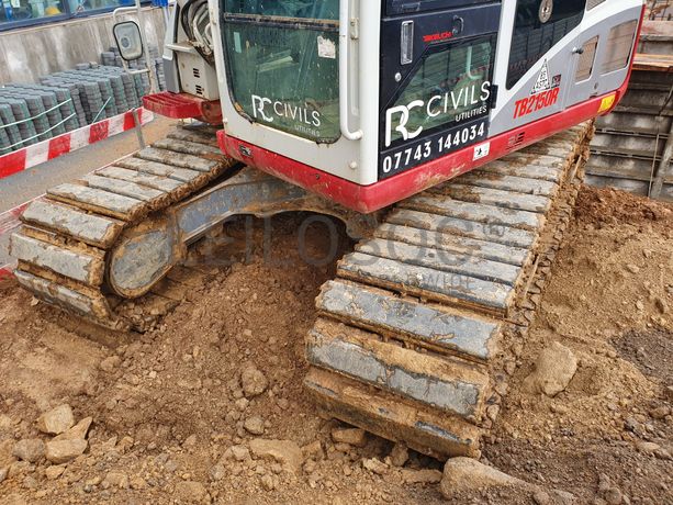 Giratória Rastos Takeuchi TB2150R · Ano 2018