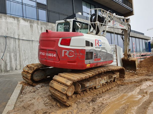 Giratória Rastos Takeuchi TB2150R · Ano 2018