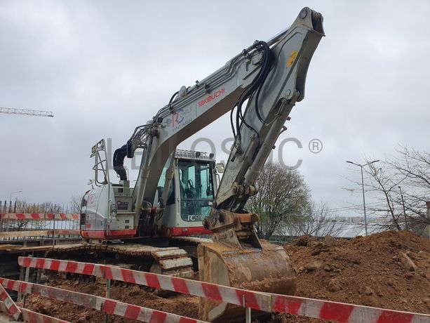 Giratória Rastos Takeuchi TB2150R · Ano 2018