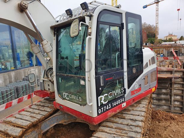 Giratória Rastos Takeuchi TB2150R · Ano 2018