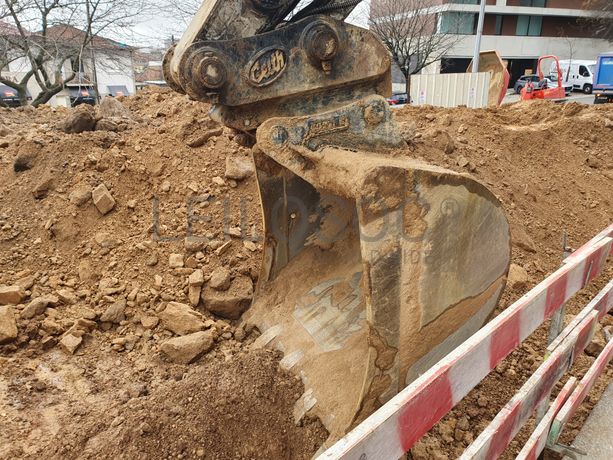 Giratória Rastos Takeuchi TB2150R · Ano 2018